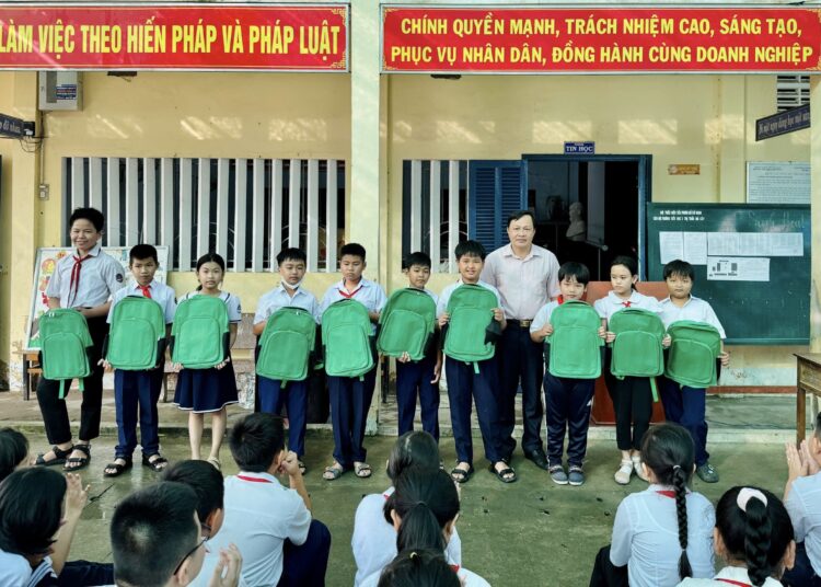 Viện IMRIC – Viện IRLIE phối hợp Tạp chí Doanh nghiệp và trang trại Việt Nam: Trao Balo quà tặng cho học sinh nghèo ở Thị trấn Mõ Cày, xã Định Thuỷ