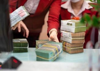 ‘Sóng’ tăng lãi suất tiền gửi tiết kiệm trở lại