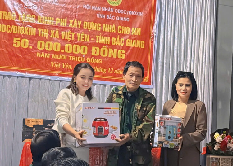 Hoa hậu Calgary Doanh nhân Việt Nam Toàn cầu trao tặng 08 căn nhà tình nghĩa cho các nạn nhân dioxin tại Bắc Giang