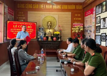 Đảng uỷ phường Bình Thuận (Quận 7, TP.HCM) trao Quyết định thành lập Chi bộ Viện Nghiên cứu Thị trường – Truyền thông Quốc tế, nhiệm kỳ 2025 – 2027