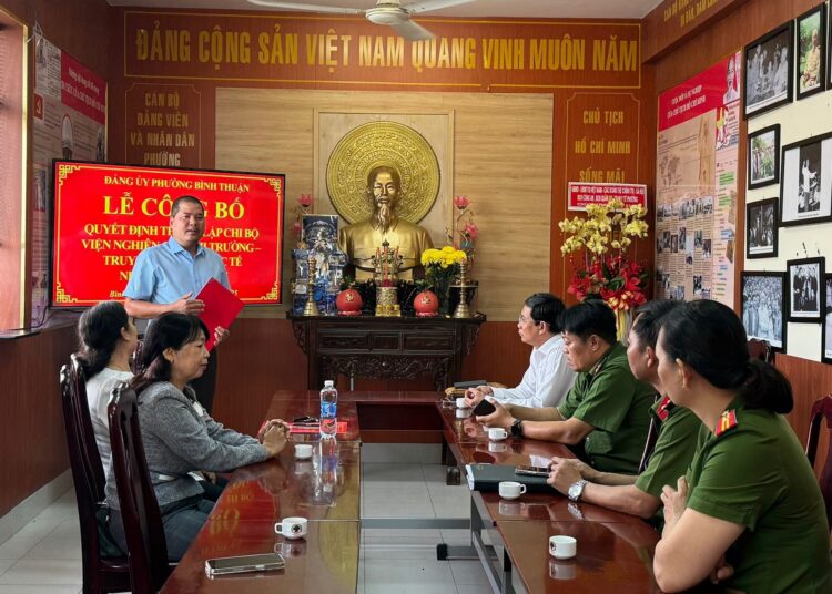 Đảng uỷ phường Bình Thuận (Quận 7, TP.HCM) trao Quyết định thành lập Chi bộ Viện Nghiên cứu Thị trường – Truyền thông Quốc tế, nhiệm kỳ 2025 – 2027