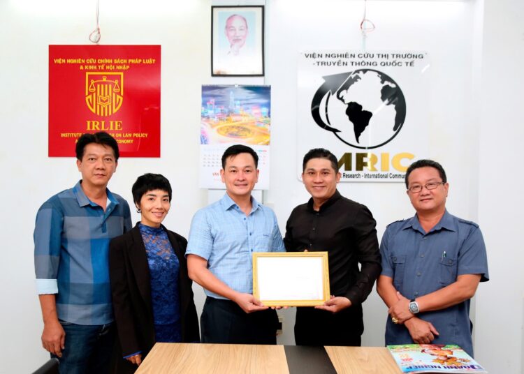 Ông Nguyễn Sỹ Thuận – Chủ tịch Công đoàn Công ty bảo hiểm MIC Nam Sài Gòn chung sức hỗ trợ nạn nhân chất độc da cam tại Sóc Trăng