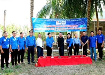 TS. Hồ Minh Sơn tiếp tục đồng hành xóa nhà tạm, nhà dột nát cho người dân cùng Tỉnh Đoàn Bến Tre