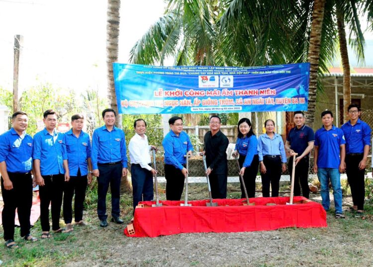 TS. Hồ Minh Sơn tiếp tục đồng hành xóa nhà tạm, nhà dột nát cho người dân cùng Tỉnh Đoàn Bến Tre