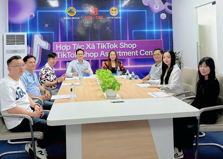 Small Duck Viet Nam – Đón tiếp Chủ tịch Tập đoàn Calgary đến thăm và làm việc tại hệ thống siêu thị Small Duck Việt Nam