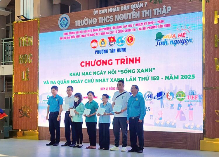 Thăm khám Răng Hàm Mặt và tặng quà cho các đối tượng chính sách nhân dịp 27/7