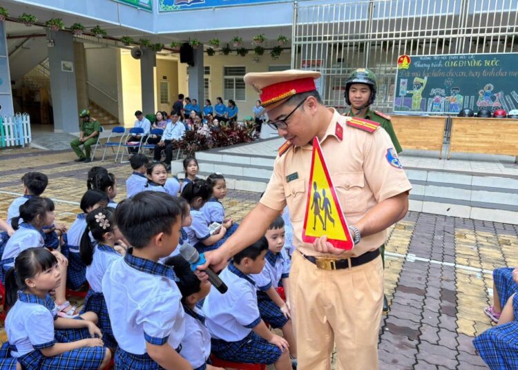 Trạm CSGT Đa Phước phối hợp công an phường Tân Mỹ (sau sáp nhập) tuyên truyền an toàn giao thông học đường tại trường tiểu học Phạm Hữu Lầu