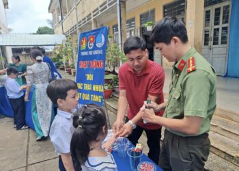 “Đổi rác thải nhựa lấy quà tặng” – Cách làm hay vì môi trường xanh