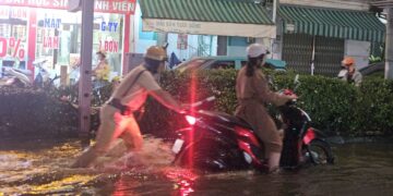 Thắm đượm nghĩa tình của tuổi trẻ Phòng Cảnh sát giao thông TPHCM hỗ trợ người dân qua vùng nước ngập