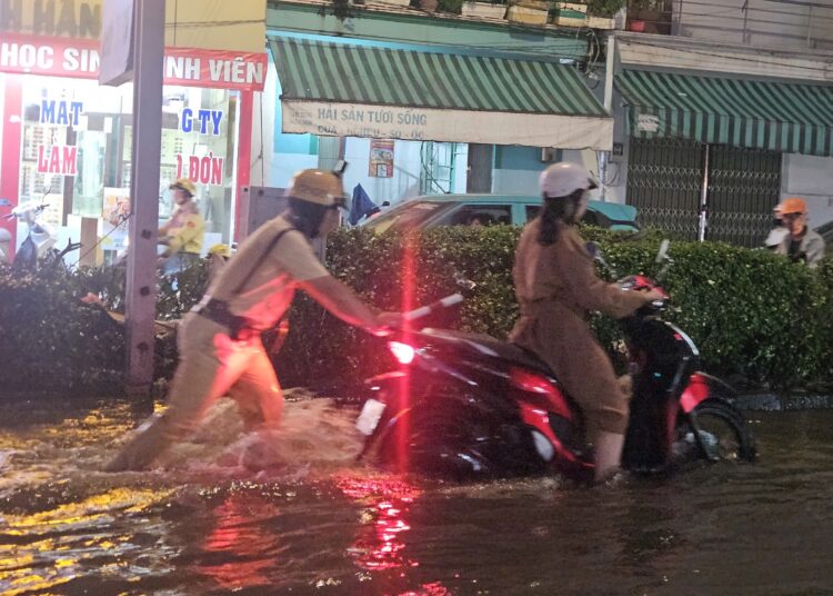 Thắm đượm nghĩa tình của tuổi trẻ Phòng Cảnh sát giao thông TPHCM hỗ trợ người dân qua vùng nước ngập