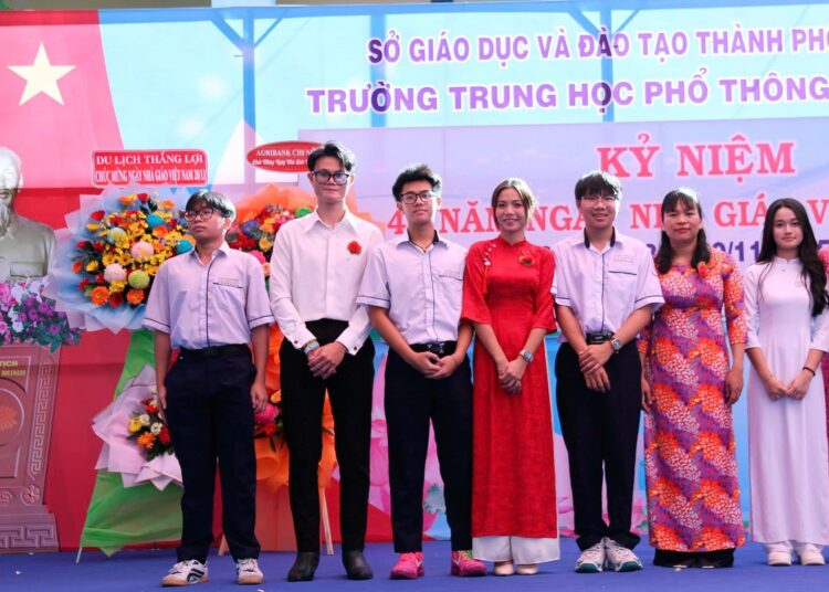 TRƯỜNG THPT LÊ THÁNH TÔN LONG TRỌNG KỶ NIỆM NGÀY NHÀ GIÁO VIỆT NAM 20/11 VÀ 50 NĂM GIÁO DỤC THÀNH PHỐ HỒ CHÍ MINH