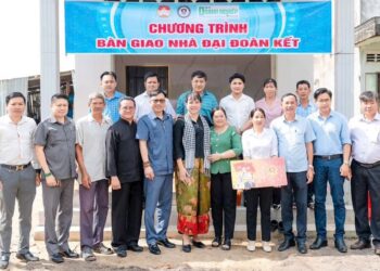 Hiệp hội Nghiên cứu, Tư vấn về Chính sách, pháp luật cho hoạt động đầu tư tại Việt Nam (AVRCIPL) bàn giao nhà Đại đoàn kết tại xã Hoà Hưng, tỉnh An Giang