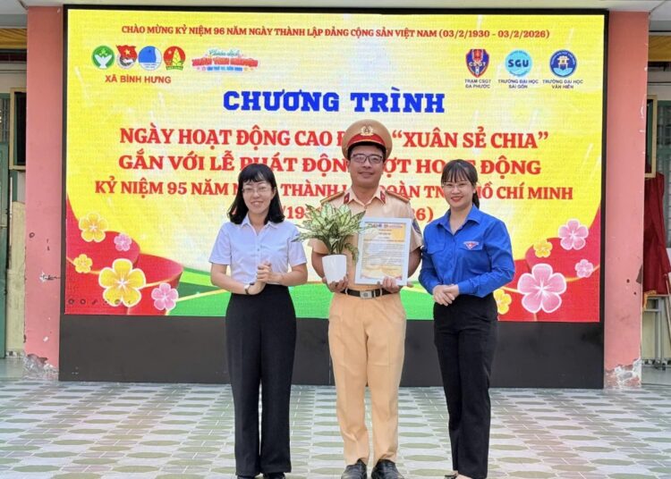 Trạm CSGT Đa Phước Thăm và tặng quà cho nhiều Đảng viên cao tuổi đảng, các bậc lão thành cách mạng