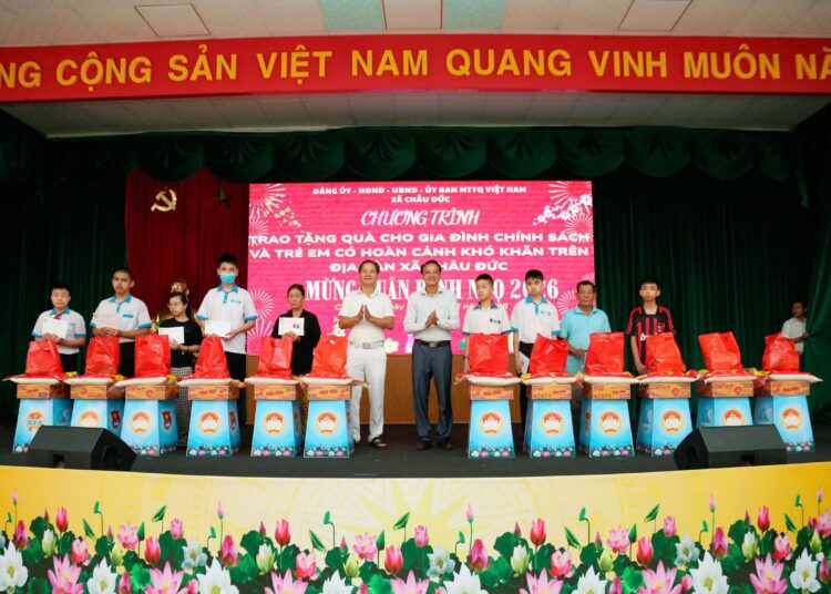 Hiệp hội Nghiên cứu, Tư vấn về Chính sách, pháp luật cho hoạt động đầu tư tại Việt Nam mang Tết ấm áp đến người dân xã Châu Đức (TP.HCM)