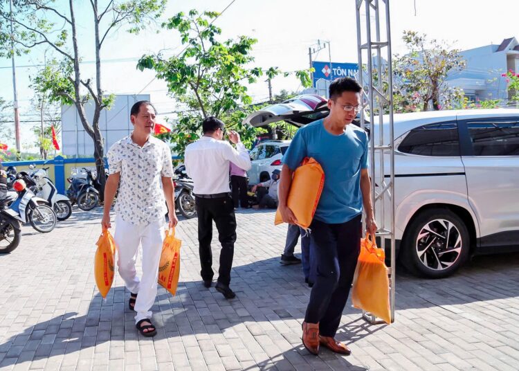 Hiệp hội Nghiên cứu, Tư vấn về Chính sách, pháp luật cho hoạt động đầu tư tại Việt Nam mang ‘Xuân’ đến địa phương chịu nhiều thiệt hại do thiên tai tại xã Tuy An Nam (Đắk Lắk)