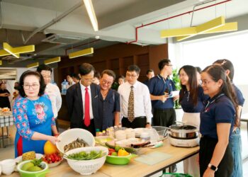 Cán bộ, giảng viên Trường Đại học Hùng Vương TP.HCM hào hứng với Hội thi nấu ăn và văn nghệ