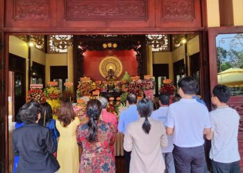 Đoàn Doanh nhân Sài Gòn và Hội đồng họ Mai dâng hương tưởng nhớ Chủ tịch Tôn Đức Thắng